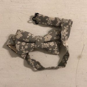 Frank & Buck Bow tie, Grey & Cream Floral Pattern